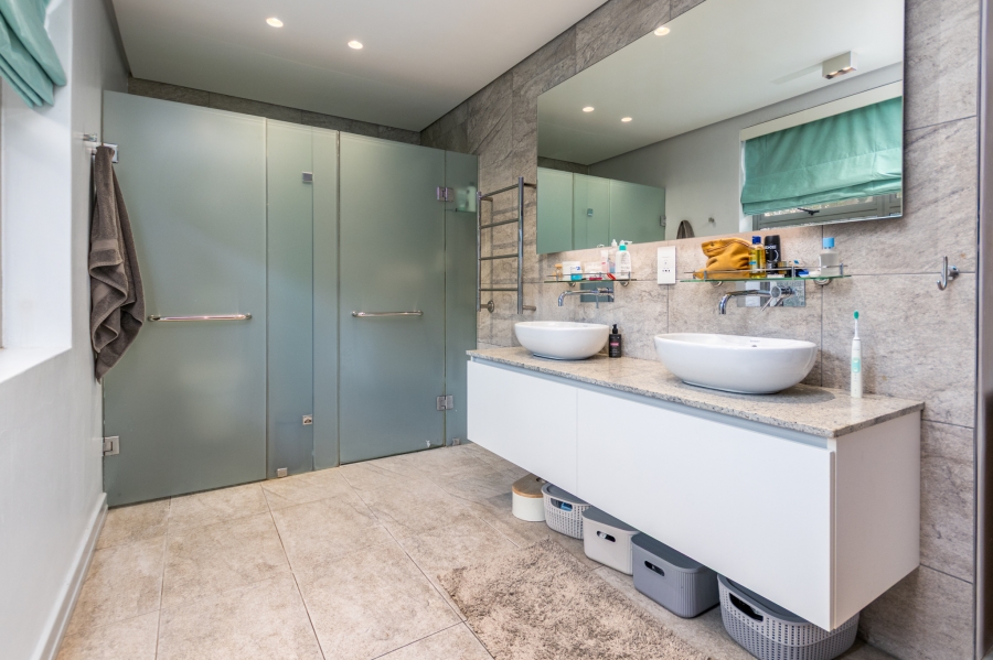 2 Bedroom Property for Sale in Sea Point Western Cape